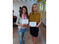 Spolon fotka Katarny Halzovej a Jany Kaplnovej s diplomami