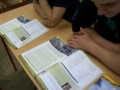 tudenti pouvaj knihy z knininho fondu na hodine slovenskho jazyka