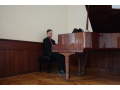 Alexander Gajdo pri hre na klavr v aule gymnzia