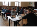 RNDr. Renta Kunov, PhD., Mgr. ubo Debnr a iaci sediaci v dvojiciach pri stoloch so achovnicami poas zahjenia turnaja