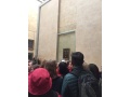 V galrii Louvre  udia sleduj obraz Mony Lzy