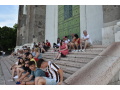Pedaggovia a iaci oddychuj na schodoch pred bazilikou v Ostrihome