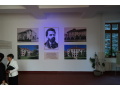 Pohad na obrazy vo vstupnej hale  podobize Janka Kra, budova koly v minulosti a v sasnosti