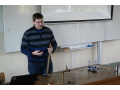 Lektor SAV Mat Balogh predna iakom na hodine fyziky