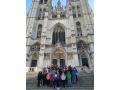 Spolon fotografia pedaggov a iakov gymnzia pred St. Michael and St. Gudula Cathedral v Bruseli