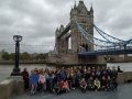 Spolon fotografia pedaggov a iakov gymnzia pred Tower Bridge  zdvhac most nad riekou Tema v Londne