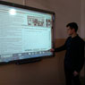 Žiak používa interaktívnu tabulu v predmete anglický jazyk