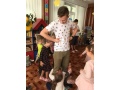 Deti objímajú svojho lektora za nohy