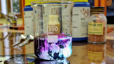 Ch�mia v�ade okolo n�s a&nbsp;�o na to v�ely?