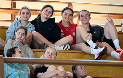 ڞasn� reprezent�cia GJK na celoslovenskom kole vo florbale diev�at stredn�ch �k�l v Pre�ove