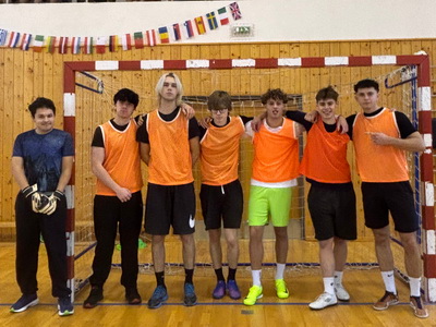 Viano�n� futsalov� turnaj na Gymn�ziu Janka Kr�a
